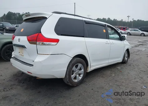 2013 Toyota Sienna Le V6 8 Passenger z USA, uszkodzony, nr VIN 5TDKK3DC1DS296741